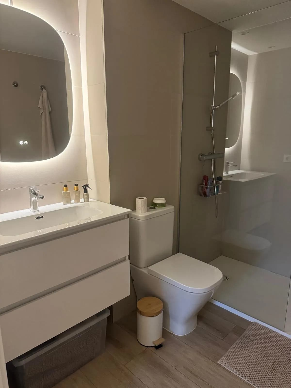 Moderne badkamer met inloopdouche