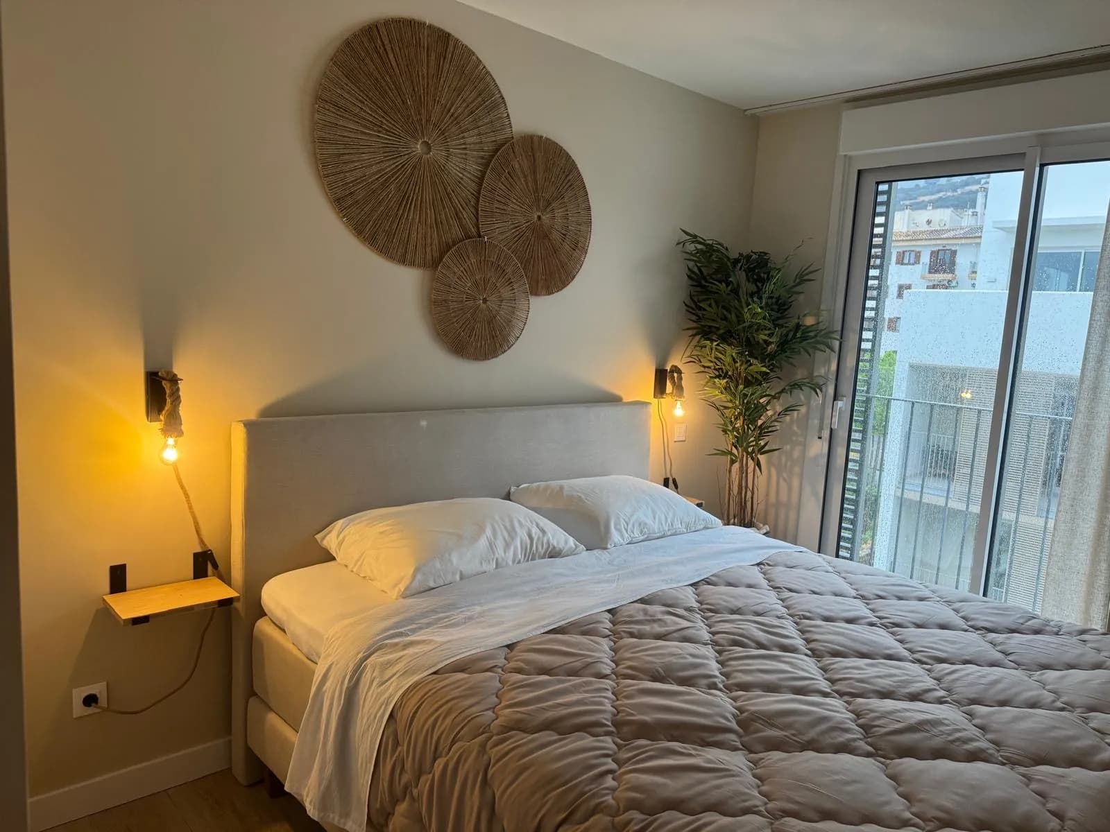 Slaapkamer met balkon en uitzicht