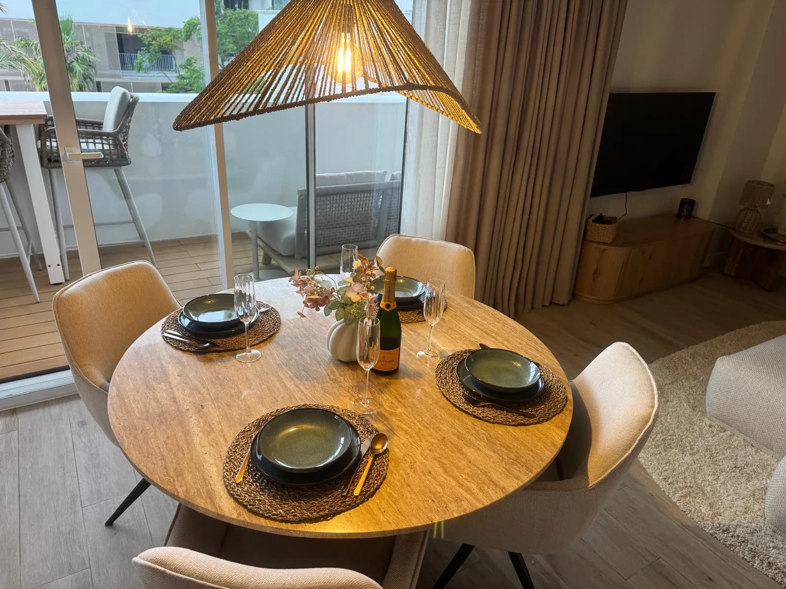 Gedekte eettafel met uitzicht op het terras