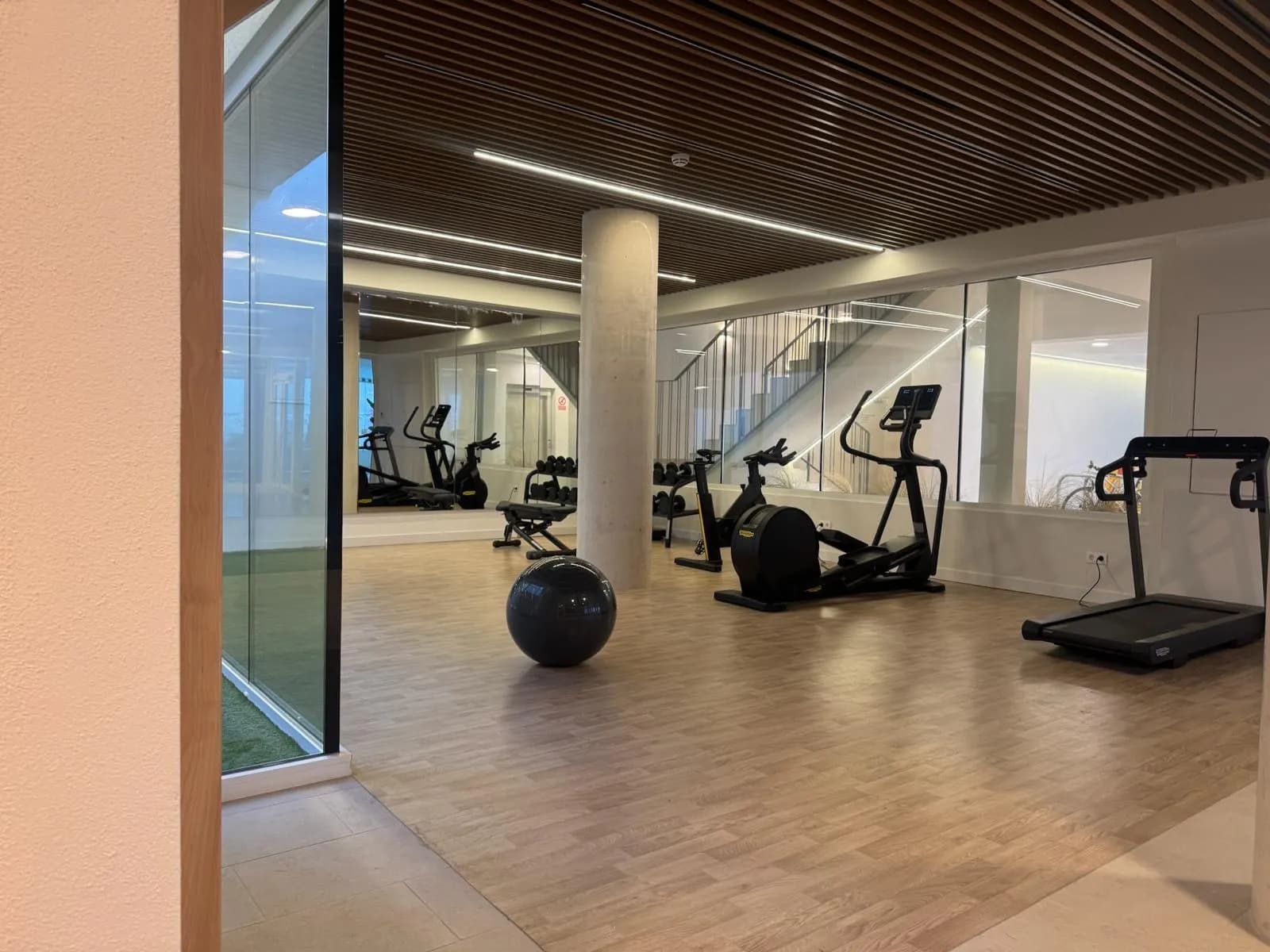 Overzicht van de fitnessruimte