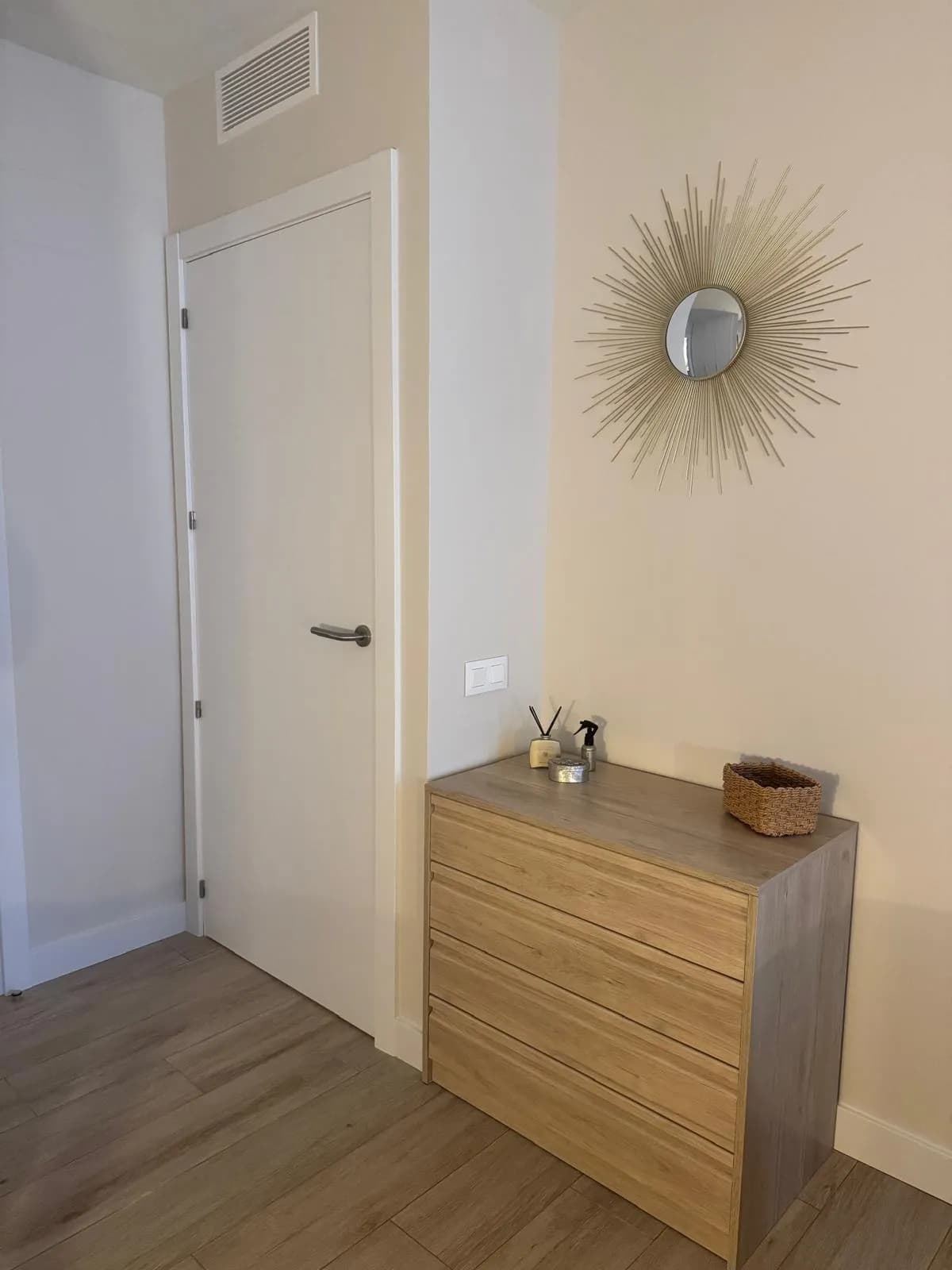 Stijlvolle hal met spiegel en commode