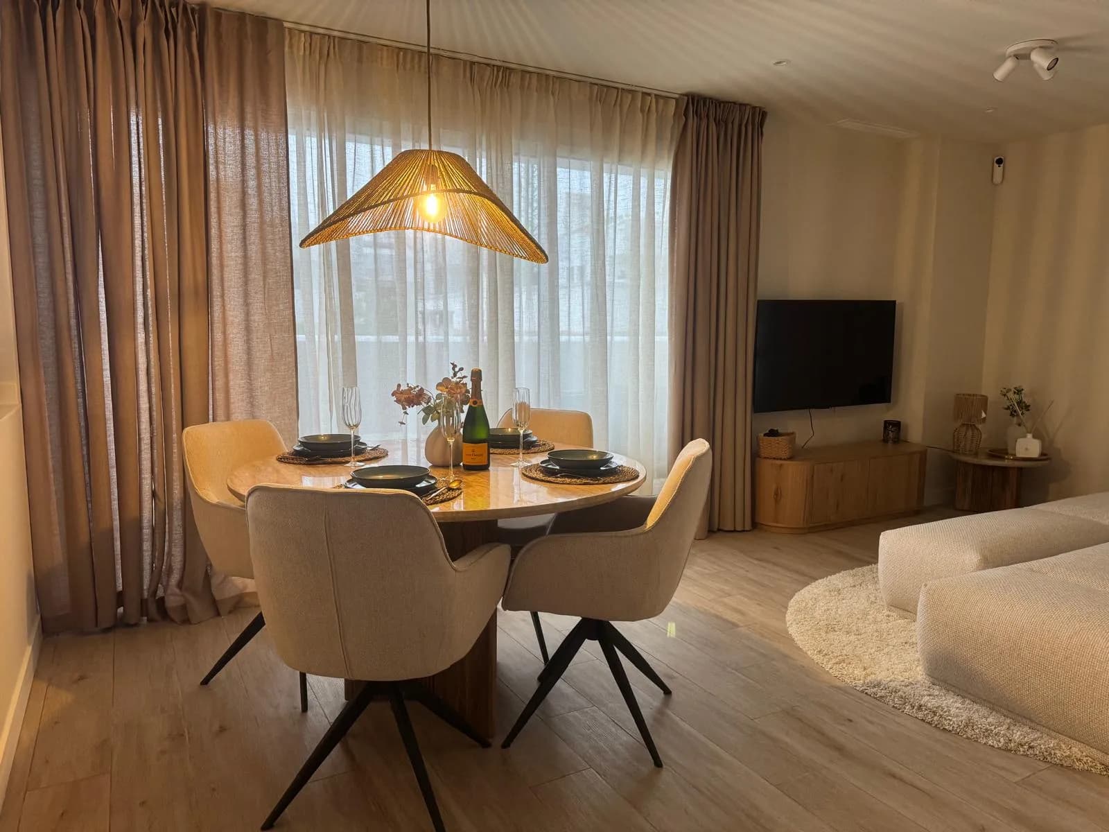 Terras met loungebank, bartafel en uitzicht