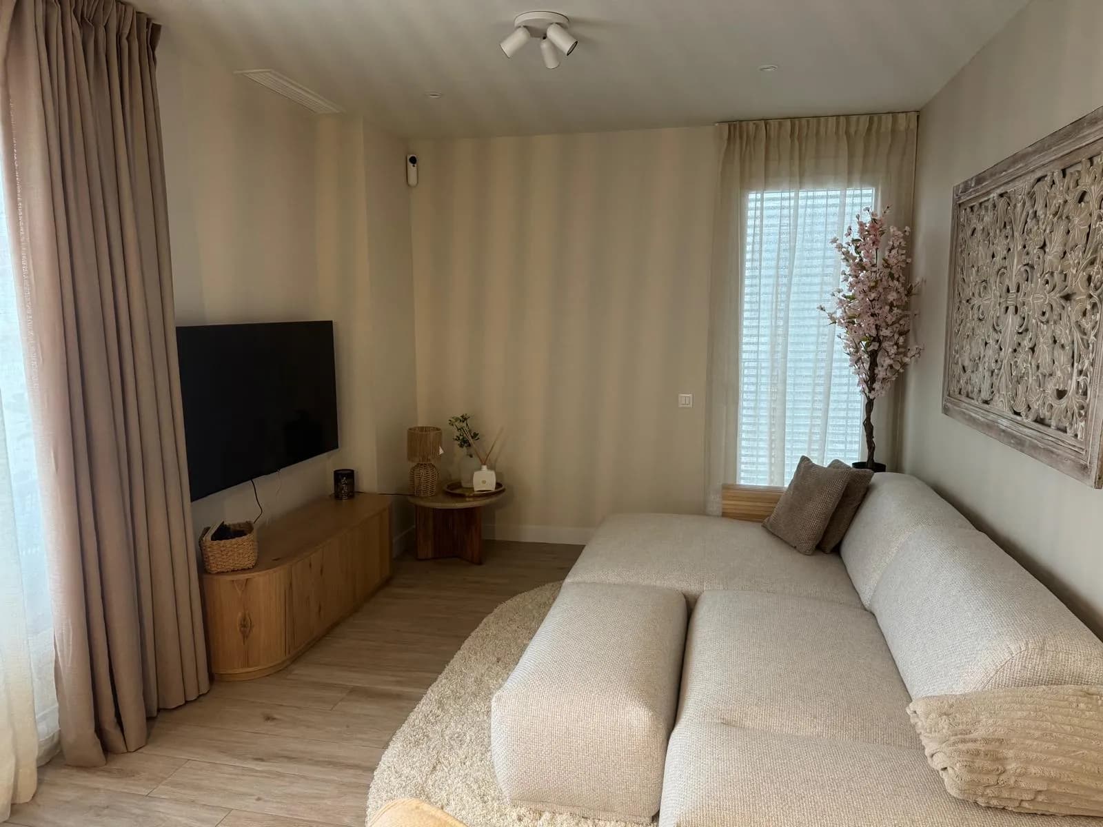 Woonkamer met smart-tv en loungebank