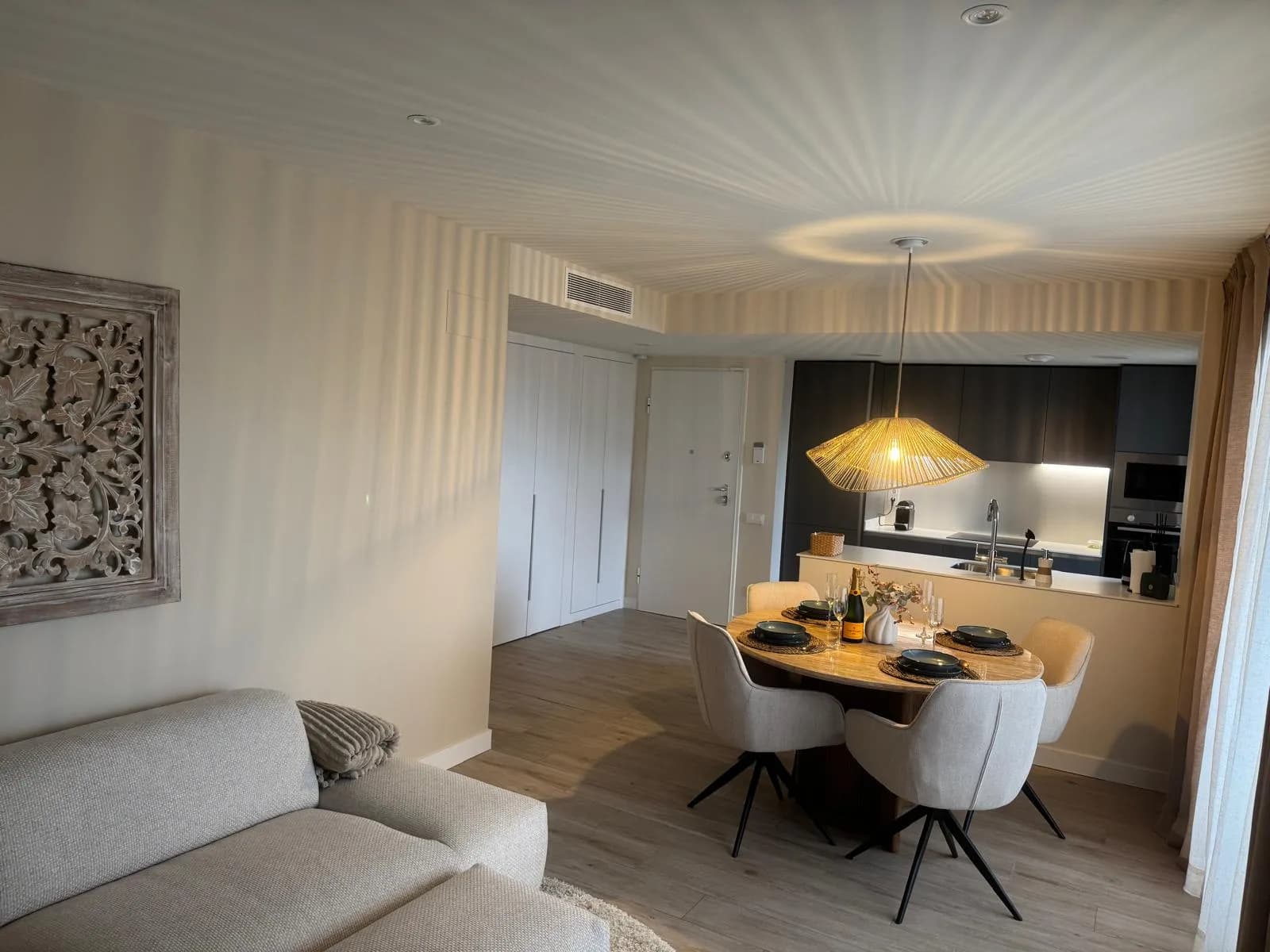 Open woonkamer met eethoek en zithoek